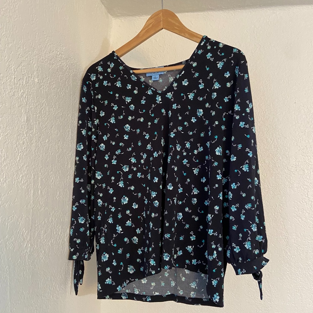CeCe ¾ Tie-Sleeve V-Neck Navy and Aqua Floral Top
